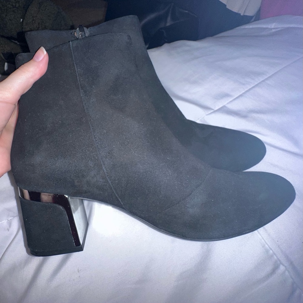 DKNY Women’s Suede Texture Black Heeled Boots Never Worn No Box Size 7